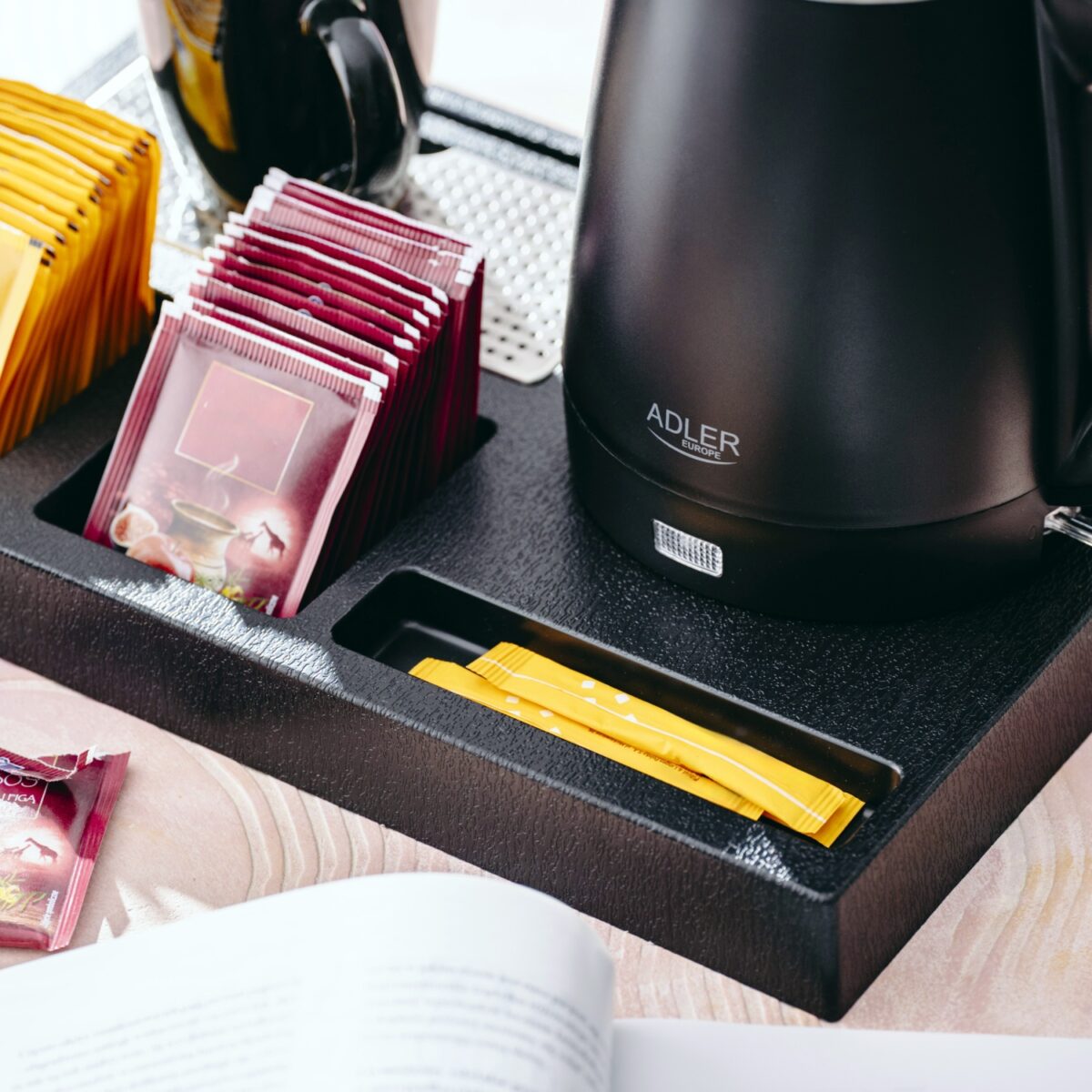 Чайний набір готельний чайник Adler AD 1387 з нержавіючої сталі 1.2л вітальний піднос з чашками та відділеннями