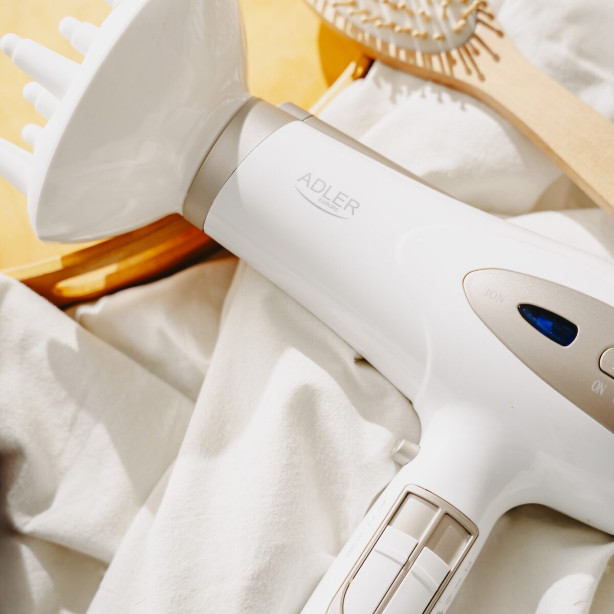 Фен іонний з дифузором Adler AD 2248 1800-2200 Вт white champagne