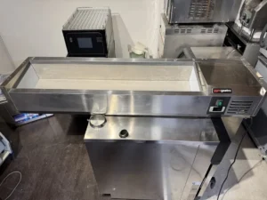 Настільна холодильна вітрина саладетта GGM Gastro AGG143ND 220В 110Вт 40л