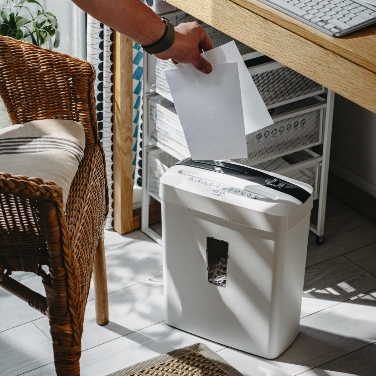 Знищувач паперу шредер документів і дисків Adler AD 1037 White