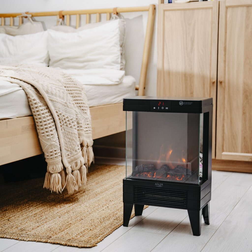 Adler AD 7755 – сучасний світлодіодний електричний камін з пультом дистанційного керування та реалістичним 3D-ефектом полум'я.