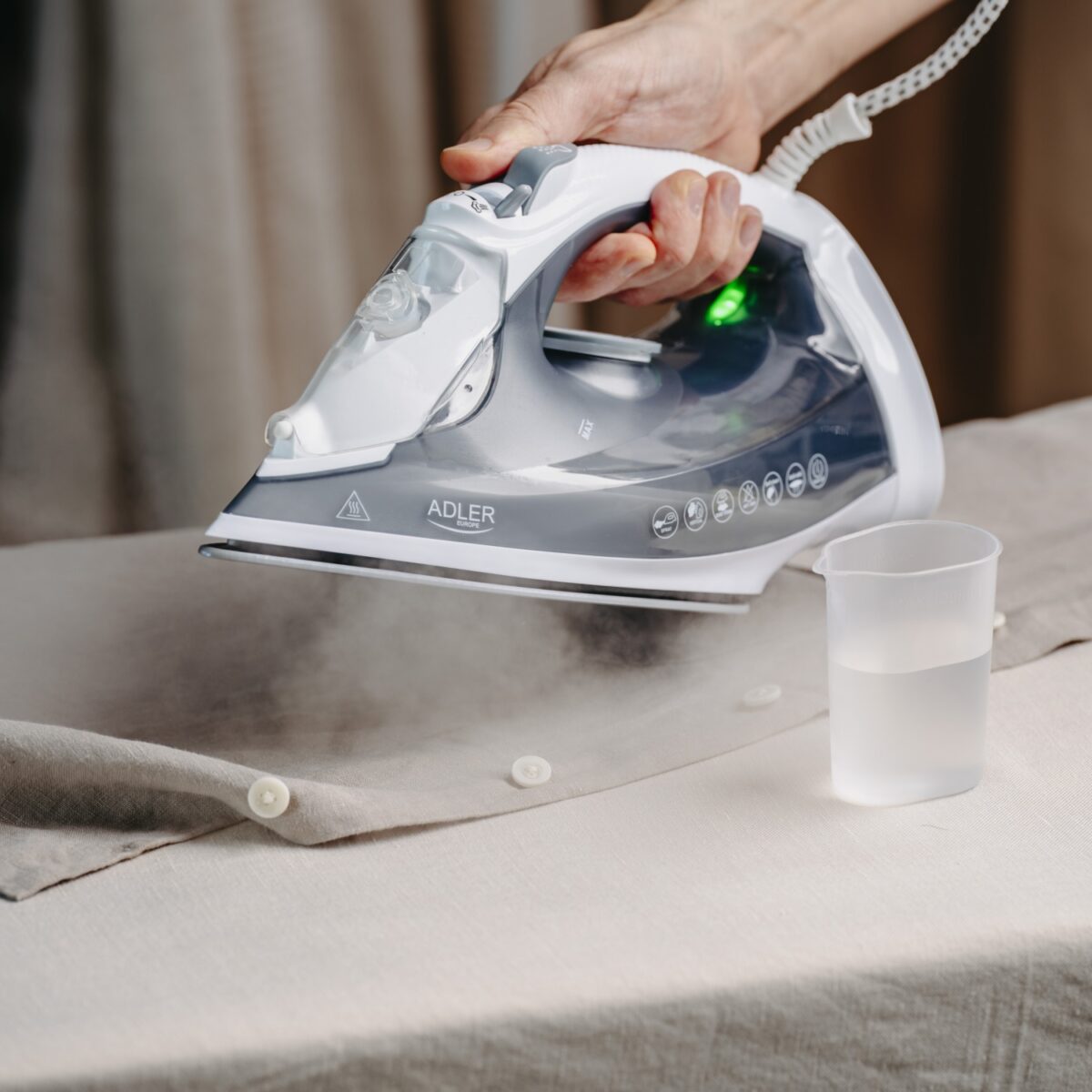 Парова праска з керамічною підошвою Adler AD 5051 2600W