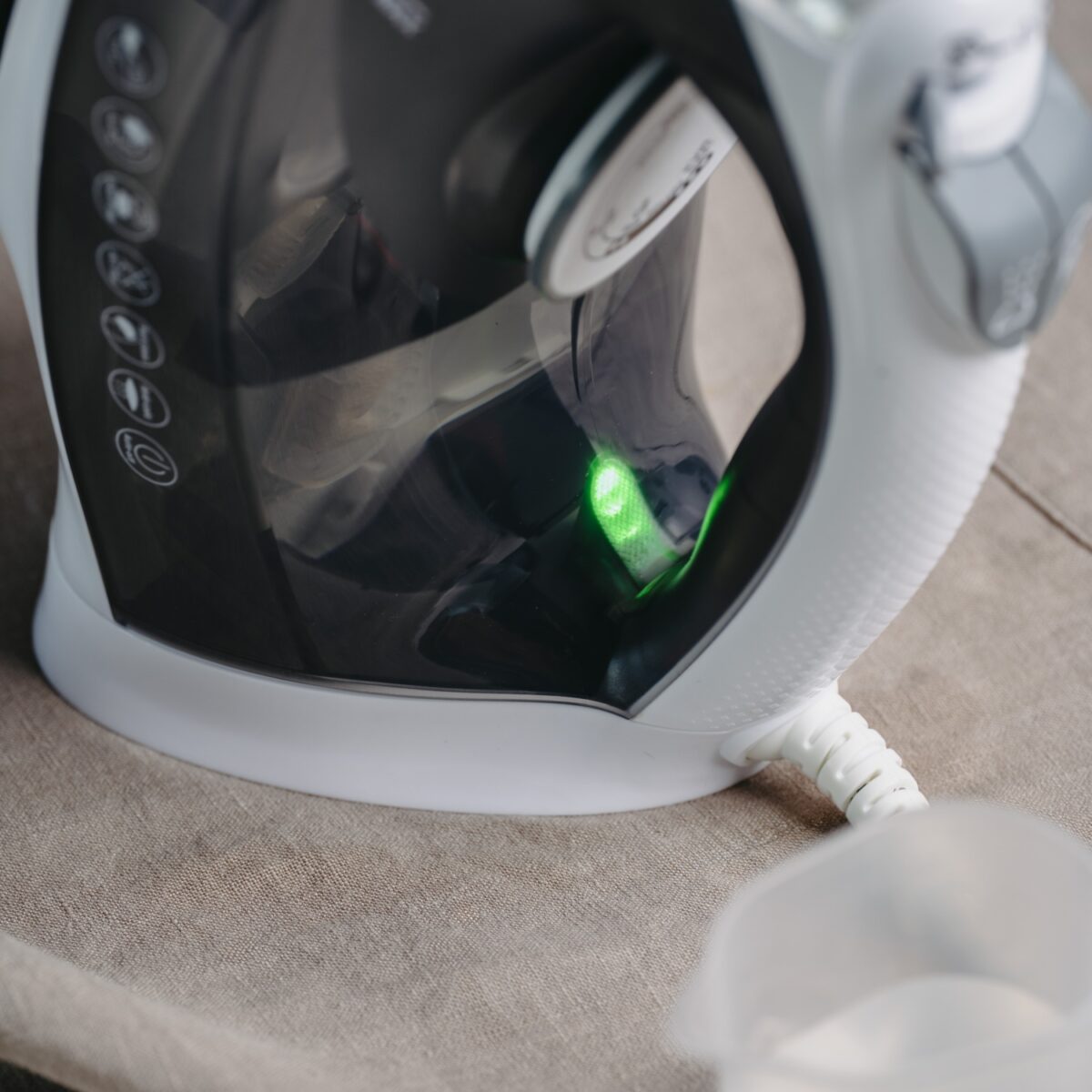 Парова праска з керамічною підошвою Adler AD 5051 2600W