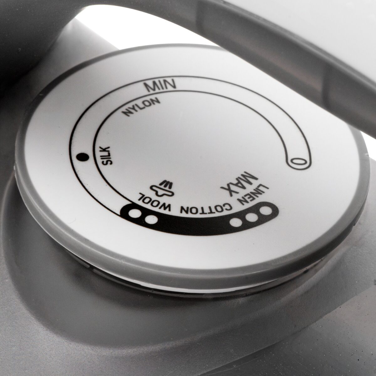 Парова праска з керамічною підошвою Adler AD 5051 2600W