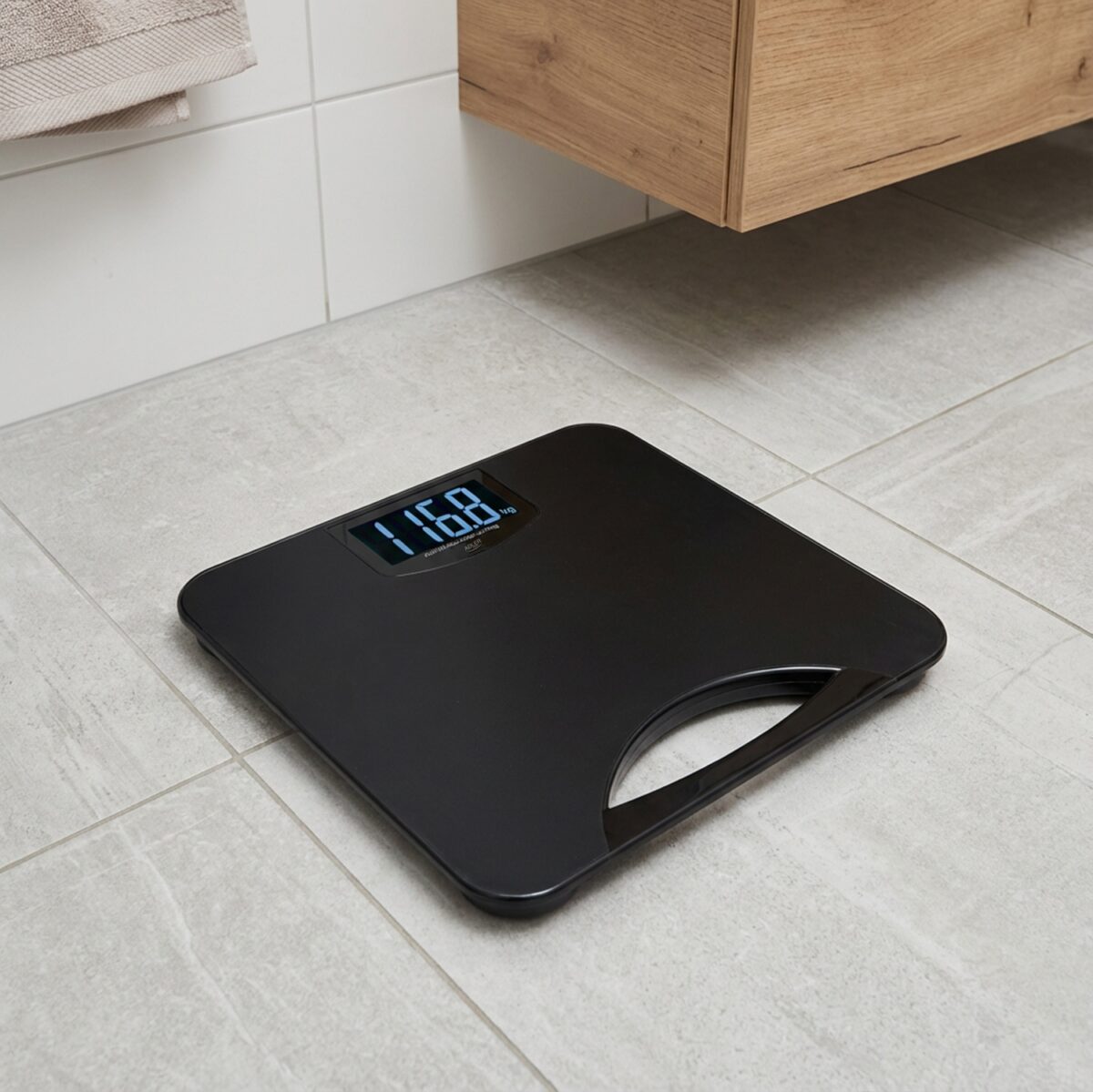 Електронні ваги для ванної кімнати Adler AD 8193 чорні – надійний пристрій з максимальною вантажопідйомністю 250 кг і точністю вимірювання 100 г.